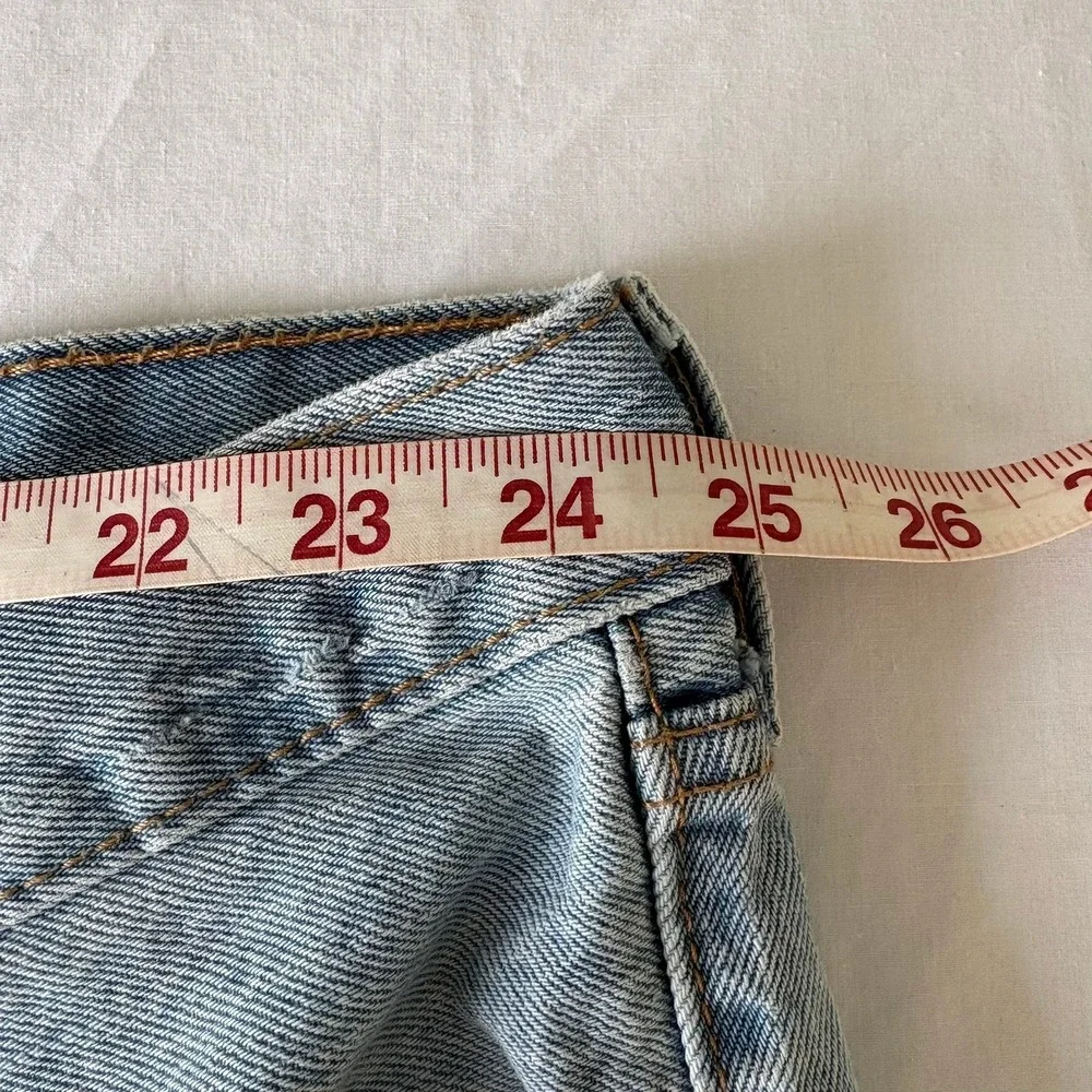 Levis 469 Loose Fit Denim Shorts Mens 52 Light Wash Cut Off Raw Hem 54791-0009